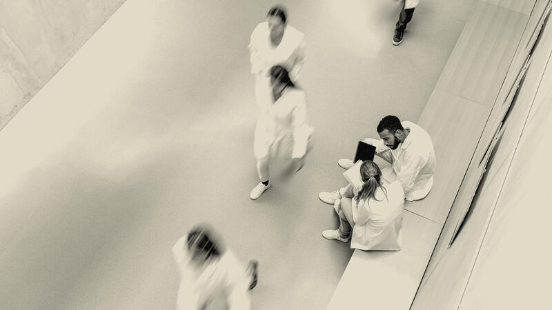Verliefd op een patiënt? Waarom één gesprek met HR het verschil kan maken tussen een mooie toekomst en een tuchtzaak